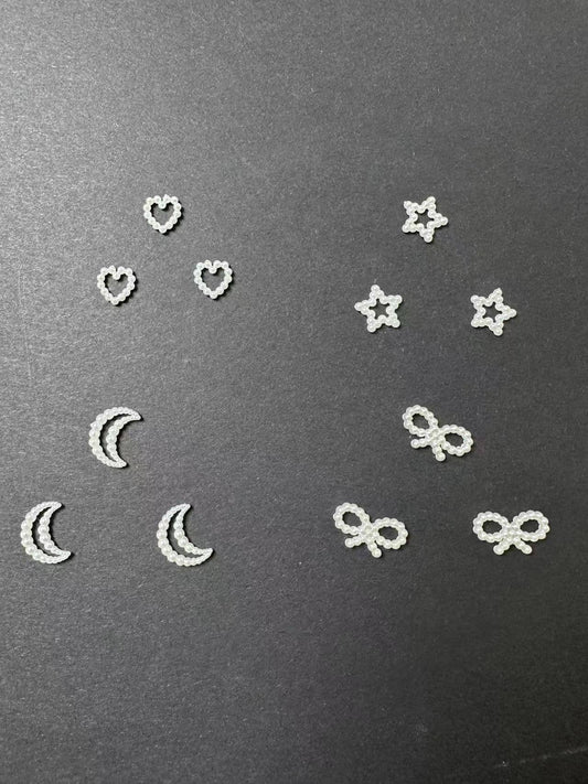 Perlenherz, fünfzackiger Stern, Mond, Schleife (Nicht zum Verkauf, nur zur Ausstellung)